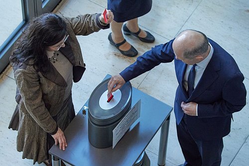 Im Bundestag haben Kanzler Olaf Scholz (r.) und seine Koalition ihr «Sicherheitspaket» durchgebracht. - © Joerg Carstensen/dpa