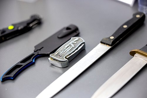 Das Paket sieht strengere Regeln für das Tragen von Messer in der Öffentlichkeit vor. (Archivbild) - © Thomas Banneyer/dpa