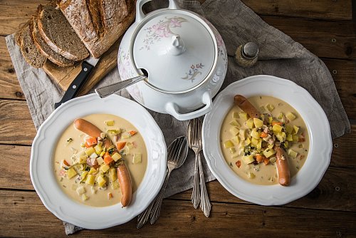 Klassisch gehört in die Kartoffelsuppe eine Wurst - Food-Bloggerin Emma Prolic plädiert dafür, diese gleich in der Suppe mit zu erwärmen. - © Christin Klose/dpa-tmn