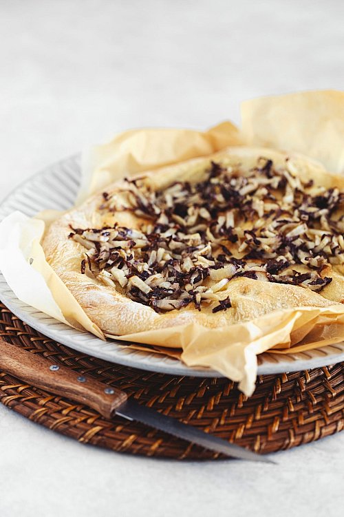 Raffiniert: Die Radicchio-Pizza mit Trüffelöl ist ein veganes Lieblingsgericht von Schauspielerin Alicia Silverstone - im Rahmen der Aktion Veganuary für jede und jeden nachzubacken. - © Veganuary/dpa-tmn