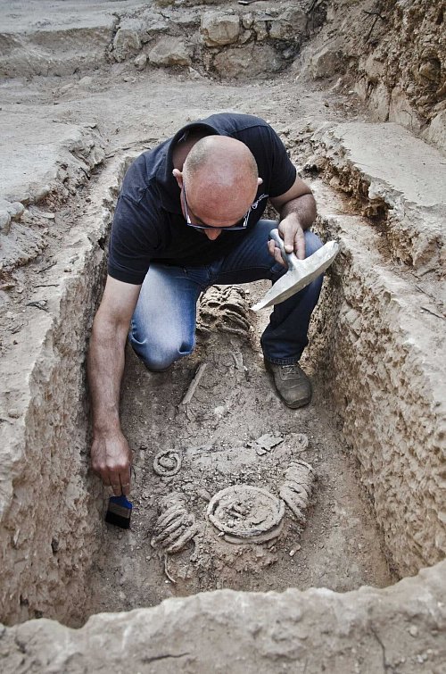Archäologen finden Leiche von Nonne mit schweren Eisenringen - © Yoli Schwartz/Israelische Altertumsbehörde/dpa