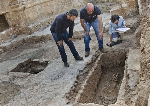 Archäologen finden Leiche von Nonne mit schweren Eisenringen - © Yoli Schwartz/Israelische Altertumsbehörde/dpa