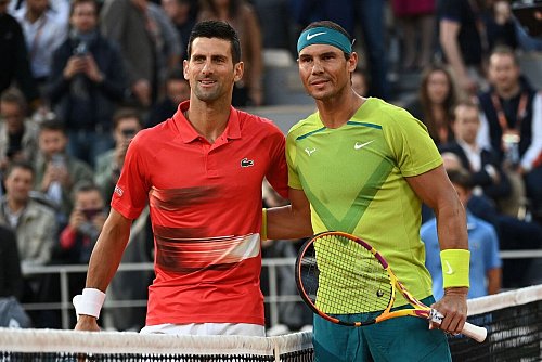 Novak Djokovic (l) richtet rührende Worte an Rafael Nadal nach dessen Rücktrittsankündigung. - © Anne-Christine Poujoulat/AFP/dpa