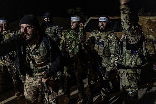 Eine Allianz islamistischer Gruppen ist seit Tagen auf dem Vormarsch im Nordwesten Syriens. - © Anas Alkharboutli/dpa