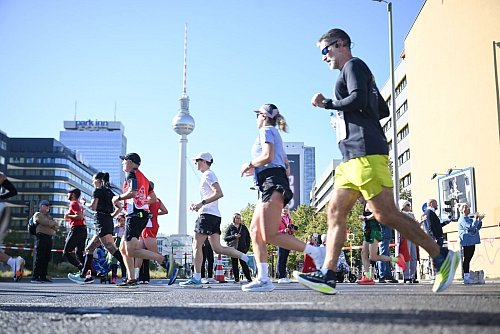 Mehr als 58.000 Teilnehmerinnen und Teilnehmer waren am Start. - © Sebastian Christoph Gollnow/dpa