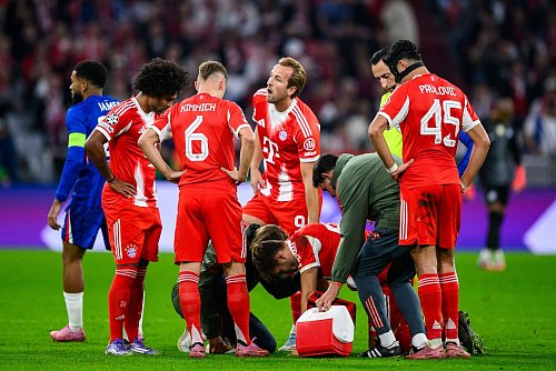 Beim FC Bayern musste Josip Stanisic (Mitte) am Mittwochabend verletzt ausgewechselt werden. - © Tom Weller/dpa