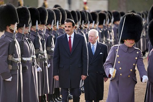 König Charles III. (M.) empfing den Emir auf dem Paradeplatz Horse Guards Parade. - © Kin Cheung/AP POOL/AP/dpa