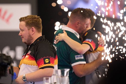 Da bleibt nur gratulieren: Deutschland unterlag dem späteren Champion Nordirland. - © Thomas Frey/dpa