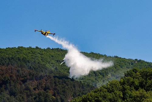 Die Brandbekämpfung aus der Luft ist gerade in unwegsamem Gelände oft die einzige Möglichkeit, die Flammen direkt zu bekämpfen. - © Gianluca Vannicelli/IPA via ZUMA Press/dpa