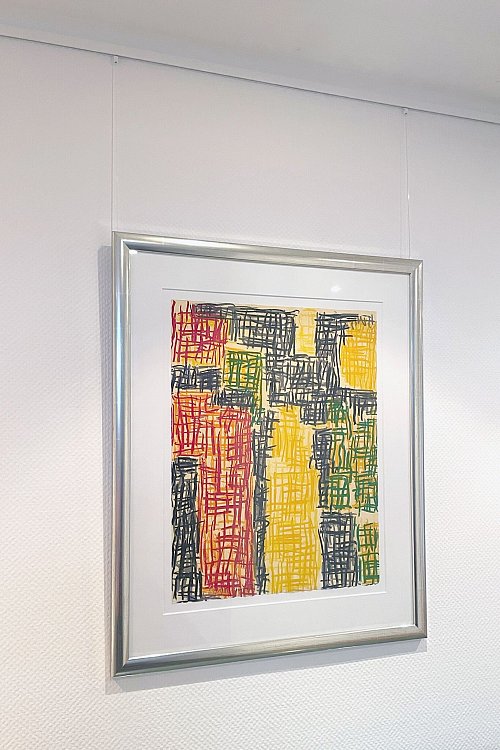 Galerieschienen sind eine Möglichkeit, um Bilderrahmen und Gemälde flexibel anzuordnen. - © DIY Academy/dpa-tmn