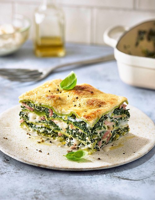 Eine leichte Variante des Klassikers ist die Grüne Lasagne mit Spinat-Ricotta-Füllung - sie funktioniert mit Speck oder auch vegetarisch. - © Hubertus Schüler/BJVV/dpa-tmn