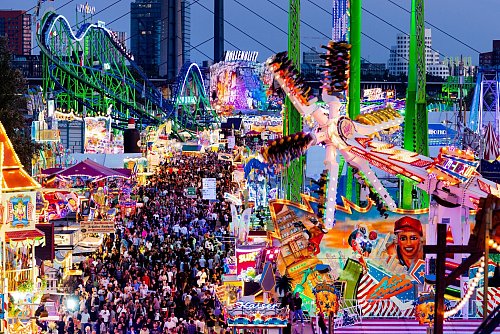 Viele Schausteller locken mit ihren Attraktionen auf die Rheinkirmes. (Archivbild) - © Rolf Vennenbernd/dpa