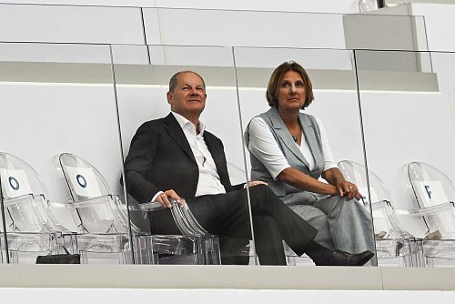 Bundeskanzler Olaf Scholz und seine Frau Britta Ernst sahen im Stade France unter anderem das Finale mit der deutschen 4x100-Meter-Staffel - © Sven Hoppe/dpa