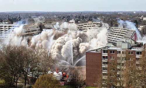 Gesprengt wurde wie schon 2019 nach der «Kipp-Kollaps-Faltung». Dabei wird zeitversetzt zweimal gesprengt, so dass das Gebäude erst kippt und dann kollabiert. (Archivbild) - © Christoph Reichwein/dpa