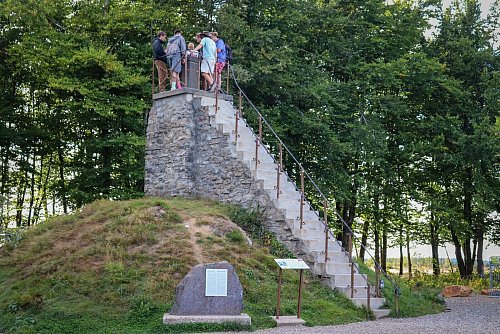 Signal de Botrange liegt auf 694 Metern, die Plattform nach der Treppe auf exakt 700 Metern. - © Deike Uhtenwoldt/dpa-tmn