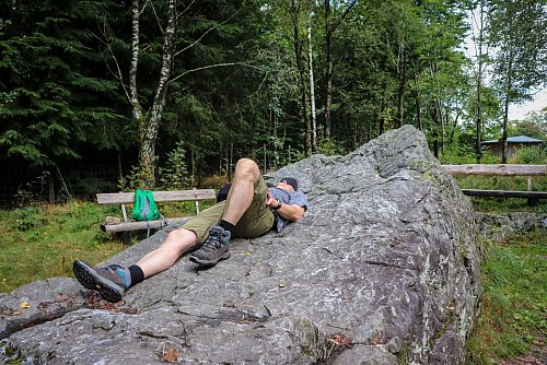 «Kaiser Karls Bettstatt» heißt ein Quarzit-Fels, auf dem der Monarch aus Not einst übernachtet haben soll. - © Deike Uhtenwoldt/dpa-tmn