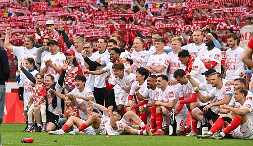 Der FSV Mainz 05 hat trotz deutlich geringerer finanzieller Mittel als RB Leipzig den Einzug für die Playoffs der Conference League geschafft. - © Torsten Silz/dpa