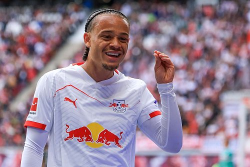 Mit einer zweideutigen Geste in Richtung der Fans sorgte Xavi Simons für Irritationen. - © Jan Woitas/dpa