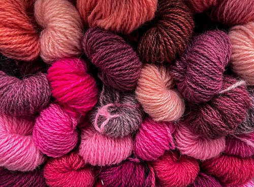 Wolle auf der Wool Week in Lerwick: Auf den Inseln sind sie stolz auf die Qualität der eigenen Erzeugnisse. - © Verena Wolff/dpa-tmn