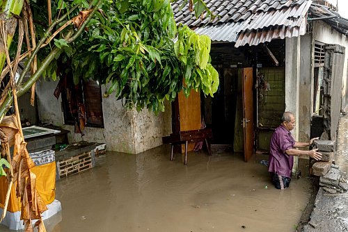 Viele Häuser standen nach tagelangen Regenfällen unter Wasser. - © Dicky Bisinglasi/XinHua/dpa