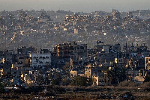 Zerstörte Gebäude sind im Gazastreifen zu sehen. (Archivbild) - © Ariel Schalit/AP/dpa