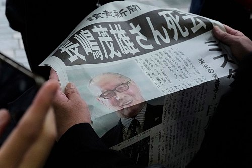 Sonderausgaben verkünden den Tod der Baseball-Legende. - © Shuji Kajiyama/AP/dpa