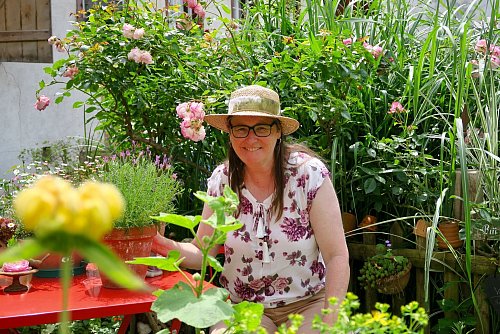 Barbara Linsi ist bei der Initiative «Gartenpfad Osterfingen» tätig. - © Daniela David/dpa-tmn