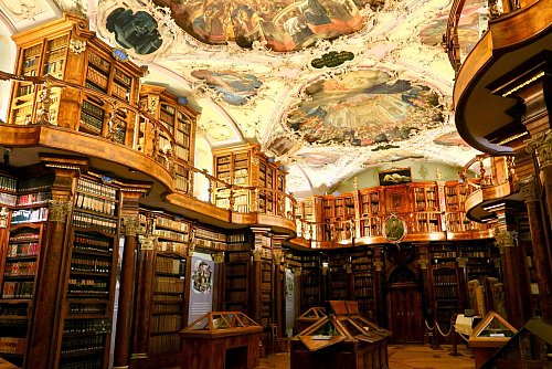 Die Stiftsbibliothek im Kloster St. Gallen enthält historische Handschriften von unschätzbarem Wert. - © Daniela David/dpa-tmn