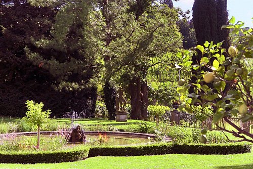 Ein weiteres Kleinod gegenüber der Insel Reichenau: Schloss Arenenberg mit seinem gepflegten Garten. - © Daniela David/dpa-tmn