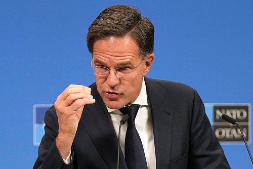 Nach Ansicht des Nato-Generalsekretärs muss die Ukraine aus einer Position der Stärke in mögliche Verhandlungen gehen. - © Virginia Mayo/AP/dpa