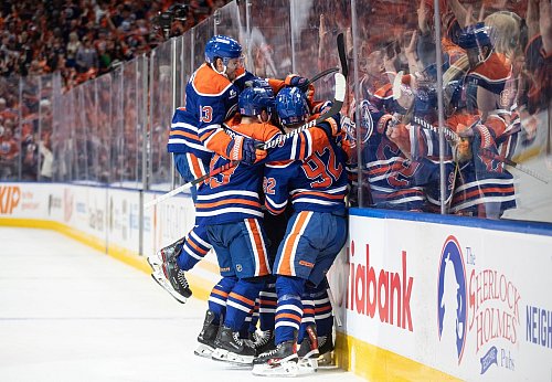 Die Oilers feiern den erneuten Einzug in die zweite Runde. - © Jason Franson/The Canadian Press via AP/dpa