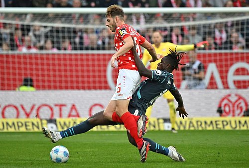 RB Leipzig um Amadou Haidara (r) gelang gegen Mainz 05 um Maxim Leitsch (l) ein glanzloser Sieg. - © Torsten Silz/dpa