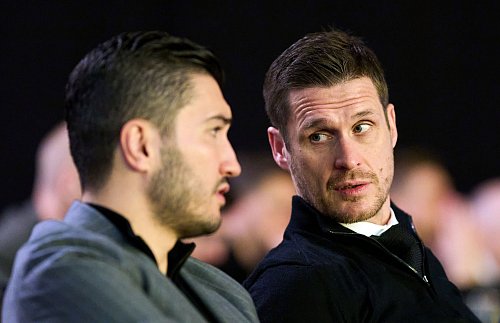 Der Vertrag von Sportdirektor Sebastian Kehl (r.) läuft aus. - © Bernd Thissen/dpa