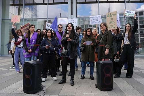 Der Prozessauftakt war von Protest begleitet. - © Aurelien Morissard/AP/dpa