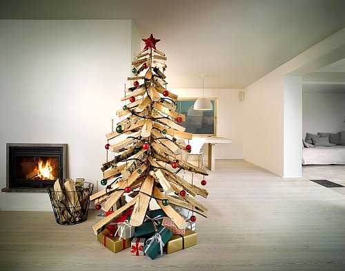 DIY-Variante für Heimwerker - dieser Weihnachtsbaum besteht aus Holzscheiten. - © Bosch/DIY Academy/dpa-tmn