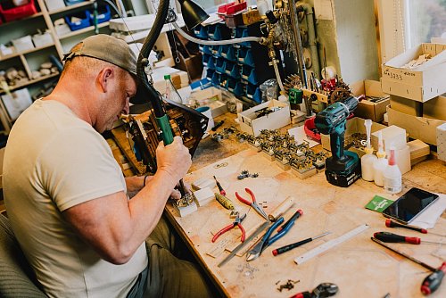 Kuckucksuhren gelten als ein Symbol des Schwarzwalds. - © Philipp von Ditfurth/dpa