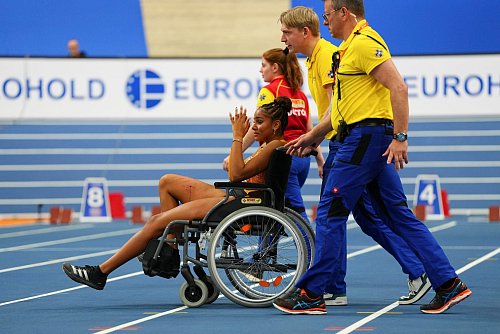 Mikaelle Assani verletzte sich beim Anlauf zum letzten Versuch. - © Peter Dejong/AP/dpa
