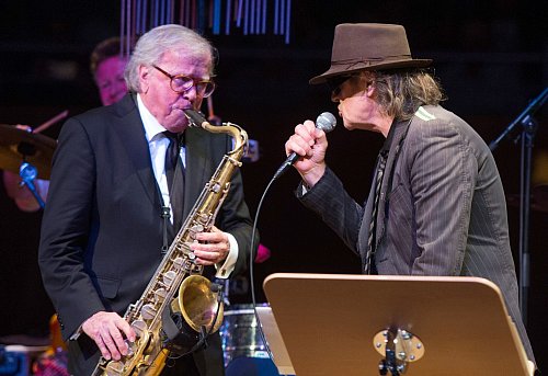 Saxophonist Klaus Doldinger machte auch mit Udo Lindenberg Musik - hier 2016 in Düsseldorf. (Archivbild) - © picture alliance / dpa