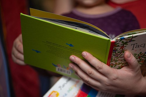 Immerhin: Einer Studie zufolge wird kleinen Kindern insgesamt wieder etwas häufiger vorgelesen. (Archivbild) - © Fernando Gutierrez-Juarez/dpa