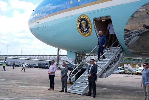 Biden landet auf den Flughafen von Manaus. - © Manuel Balce Ceneta/AP/dpa