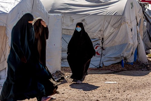 Viele Frauen in den Flüchtlingslagern Al-Hol und Roj in Syrien sind bis heute Anhängerin der Ideologie der Terrormiliz Islamischer Staat (IS) und erziehen auch ihre Kinder entsprechend. - © Baderkhan Ahmad/AP/dpa