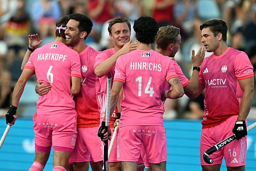 Torjubel im deutschen Team. - © Federico Gambarini/dpa