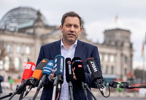 SPD-Chef Klingbeil fordert ungeachtet der Einigung auf das Finanzpaket Reformen für Deutschland. - © Michael Kappeler/dpa