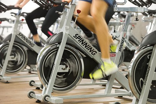 Indoorcycling statt Rennradrunde draußen: Bei Sommerhitze ist es sinnvoll, das Training ins gut klimatisierte Fitnessstudio zu verlegen. - © Tobias Hase/dpa-tmn