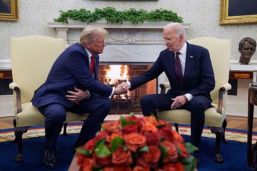Dass der 82-Jährige die Amtsgeschäfte ausgerechnet an den Republikaner Donald Trump übergeben muss, ist für ihn besonders bitter. (Archivbild) - © Evan Vucci/AP/dpa