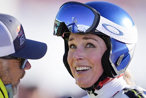 Mit einen glücklichen Lächeln reagiert Lindsey Vonn auf ihr Weltcup-Comeback. - © Til Buergy/KEYSTONE/dpa