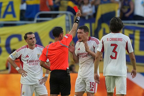 Auch ein Benfica-Spieler flog im hitzigen Duell vom Platz. - © Marta Lavandier/AP/dpa