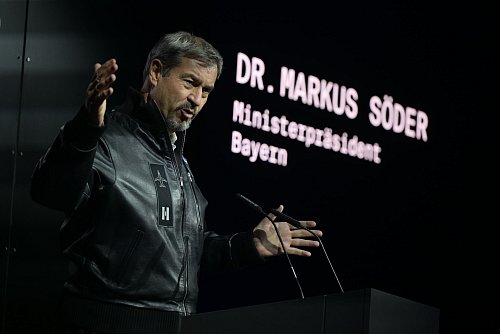 Immer häufiger wechselt Markus Söder für seine Termine die Garderobe passend zum Thema. (Archivbild) - © Peter Kneffel/dpa