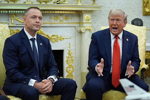 Der rechtskonservative polnische Präsident Nawrocki hat einen guten Draht zu Donald Trump. - © Evan Vucci/AP/dpa