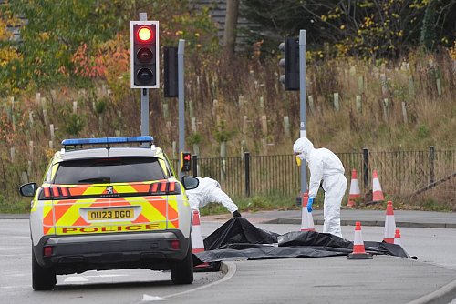Zwei Menschen sind nach der Attacke in einem Zug weiter in Lebensgefahr. - © Joe Giddens/PA Wire/dpa